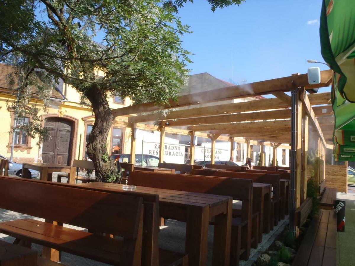 Victoria - Penzion & Restaurant Zvolen Exteriör bild